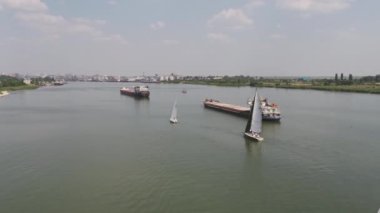 Boğazı büyük bir tanker ile küçük yelkenli teknelerle. Teknelerden ve bir tanker