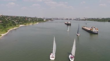 Boğazı büyük bir tanker ile küçük yelkenli teknelerle. Teknelerden ve bir tanker