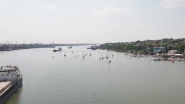 Boğazı büyük bir tanker ile küçük yelkenli teknelerle. Teknelerden ve bir tanker