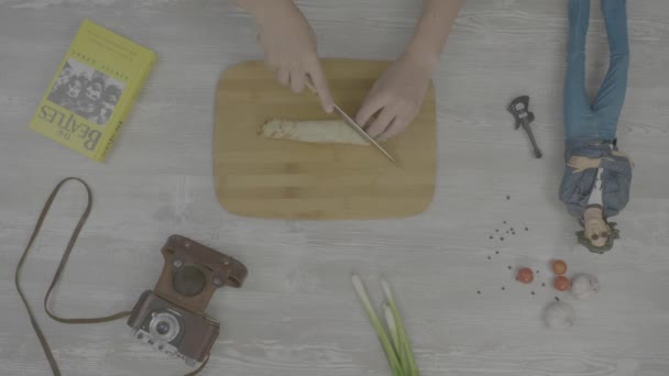 Μαγείρεμα γεμιστές τηγανίτες. Στο τραπέζι είναι: ένα βιβλίο, μια παλιά φωτογραφική μηχανή, κρεμμύδι, σκόρδο και toy πλάνα στυλ instaram — Αρχείο Βίντεο