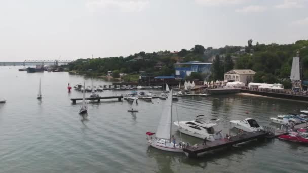 Zeilboot harbor, vele mooie afgemeerd zeiljachten in de haven aan zee, moderne water vervoer, zomer vakantie — Stockvideo