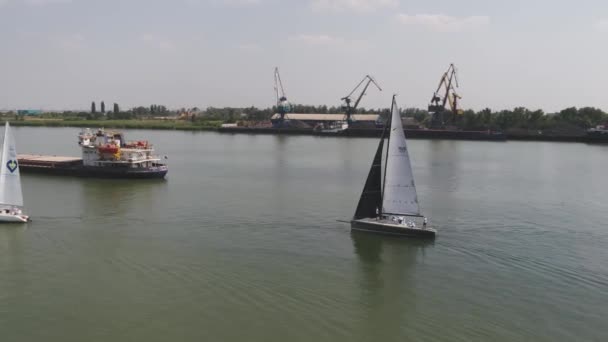 Zeilboten drijvend op het blauwe water van het meer. Competitie sport van zeilen. Jacht en prachtige zeegezichten — Stockvideo