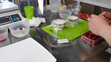 Ahududu ile pudra şekeri. Ahududu, pudra şekeri kat