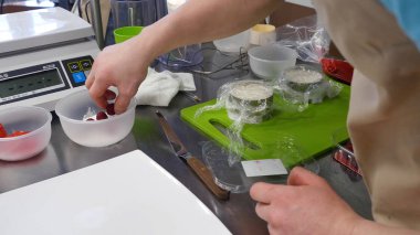 Ahududu ile pudra şekeri. Ahududu, pudra şekeri kat