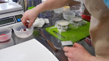 Ahududu ile pudra şekeri. Ahududu, pudra şekeri kat