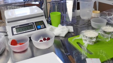 Ahududu ile pudra şekeri. Ahududu, pudra şekeri kat