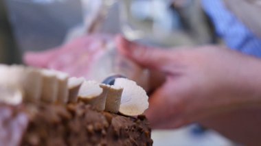 Bir pasta pişirme. Kek üzerine krema sıkma. Kek üzerine sıkılmış lezzetli lezzetli krem