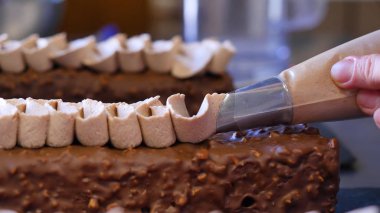Bir pasta pişirme. Kek üzerine krema sıkma. Kek üzerine sıkılmış lezzetli lezzetli krem