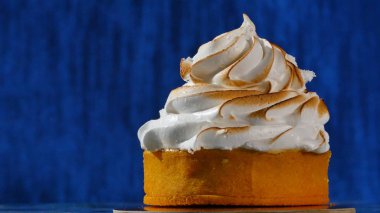 Bir şekilde dekore edilmiş kırbaç krem kapatın. Kek üzerine krema