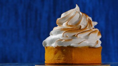 Bir şekilde dekore edilmiş kırbaç krem kapatın. Kek üzerine krema