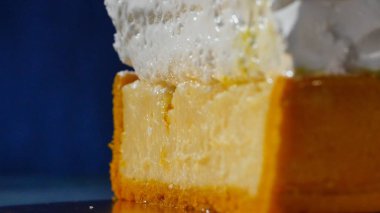 Krem şanti. Pasta portre üzerinde beyaz krema