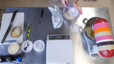 Pasta hamuru elle yapma süreci. Ev yapımı hamur işleri için malzemeler pişirme. Tatlı pasta tatlı kavramı pişirin. Üstten Görünüm