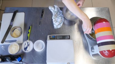 Pasta hamuru elle yapma süreci. Ev yapımı hamur işleri için malzemeler pişirme. Tatlı pasta tatlı kavramı pişirin. Üstten Görünüm