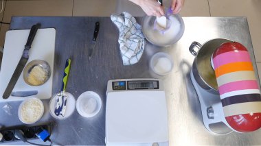 Pasta hamuru elle yapma süreci. Ev yapımı hamur işleri için malzemeler pişirme. Tatlı pasta tatlı kavramı pişirin. Üstten Görünüm