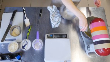 Pasta hamuru elle yapma süreci. Ev yapımı hamur işleri için malzemeler pişirme. Tatlı pasta tatlı kavramı pişirin. Üstten Görünüm