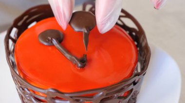 Kırmızı pasta yapma süreci. Kırmızı buzlanma ile pasta