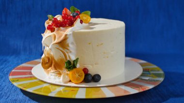 Beyaz krema ve şekerli meyveler ile geleneksel Noel meyveli kek. Kamkat, kızılcık, çilek kremalı pasta