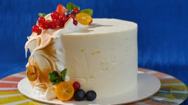 Beyaz krema ve şekerli meyveler ile geleneksel Noel meyveli kek. Kamkat, kızılcık, çilek kremalı pasta