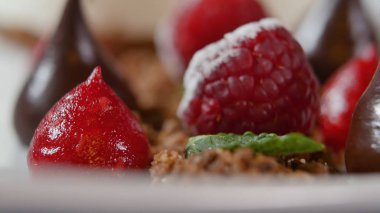 Çilek ve çikolata yayılmasını kapatın. Çikolata damla ve çilek portre