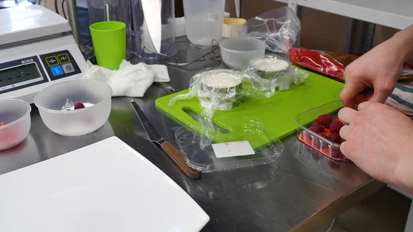 Ahududu ile pudra şekeri. Ahududu, pudra şekeri kat