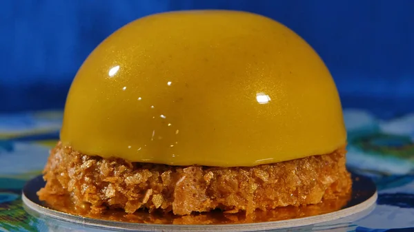 Délicieux beau gâteau avec glaçage jaune. Le glaçage miroir sur une session ronde gâteau. Mousse — Photo