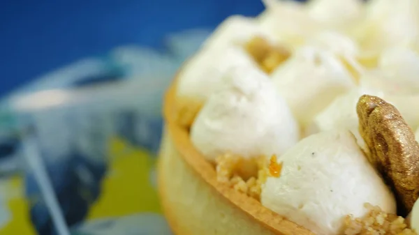 Closeup de chicotadas decoração bolo de creme. Delicioso bolo de creme branco decorado com ornamentos dourados — Fotografia de Stock