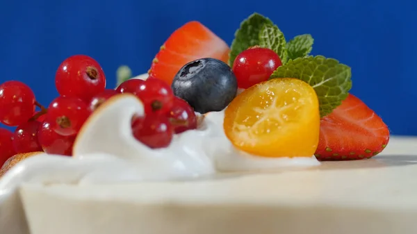 Traditionell jul frukt tårta med vit glasyr och sockrade frukter. Gräddtårta med kumquat, tranbär, jordgubbar, närbild — Stockfoto