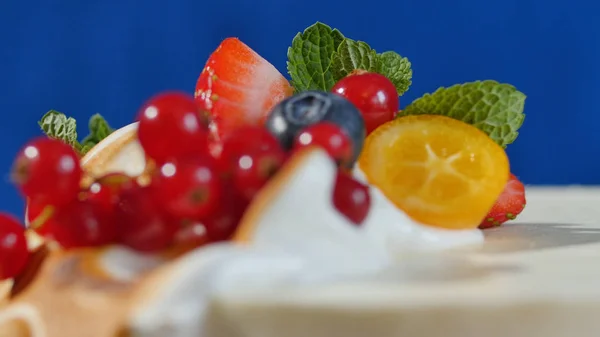 Bolo de frutas de Natal tradicional com cobertura branca e frutas açucaradas. Bolo de creme com kumquat, cranberries, morangos, close-up — Fotografia de Stock