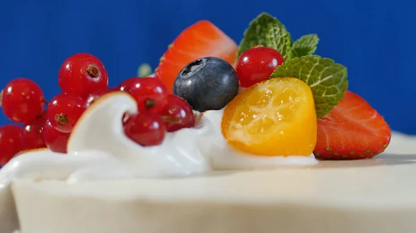 Bolo de frutas de Natal tradicional com cobertura branca e frutas açucaradas. Bolo de creme com kumquat, cranberries, morangos, close-up — Fotografia de Stock