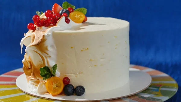 Традиционный рождественский фруктовый торт с белой глазурью и сахарными фруктами. Сливочный торт с кумкватом, клюквой, клубникой — стоковое фото