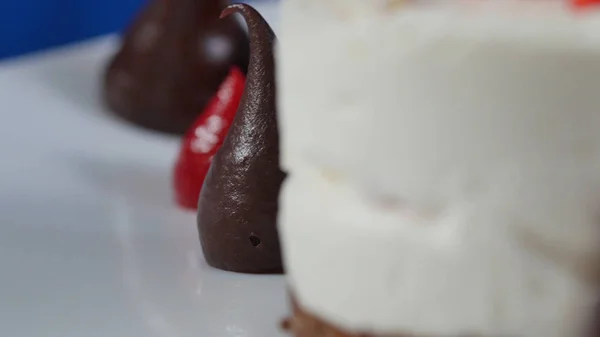 Feche-se de morango e propagação de chocolate. Gota de chocolate e morangos closeup — Fotografia de Stock