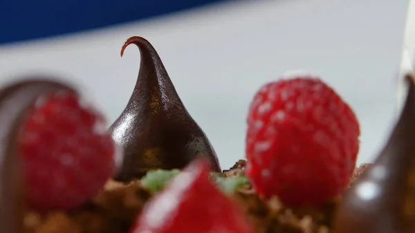 Detail jahodová a čokoládová šíření. Čokoládové kapky a jahody closeup — Stock fotografie