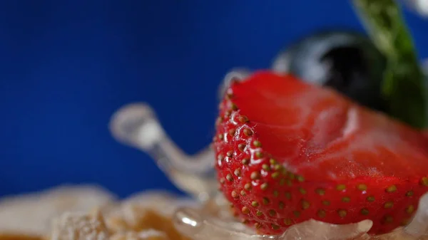 Schichtkuchen mit Minze, Erdbeere, Blaubeere. Leckerer Schichtkuchen, Makro. — Stockfoto