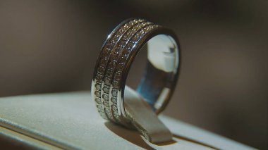 Değerli elmas yüzük. İyi lüks Elmas mücevher Vitrini yüzük bilgiç ile. Parlak siyah arka plan üzerine izole ile altın yüzük