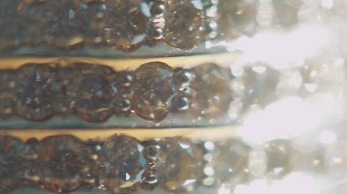 Antik altın bilezik arka plan. arka plan ile altın pırıltı. Elmas bilezik arka plan üzerinde dize