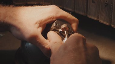 Yüzük imalatı. Mum modeli halka onun atölyesinde çalışan kuyumcu. El sanatları takı yapımı. Ayrıntı düşük alan derinliği ile vurdu. Kuyumcu vintage tezgah üzerinde el yapımı takı yapma. Sanatı