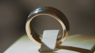 Değerli elmas yüzük. İyi lüks Elmas mücevher Vitrini yüzük bilgiç ile. Parlak siyah arka plan üzerine izole ile altın yüzük