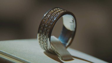 Değerli elmas yüzük. İyi lüks Elmas mücevher Vitrini yüzük bilgiç ile. Parlak siyah arka plan üzerine izole ile altın yüzük