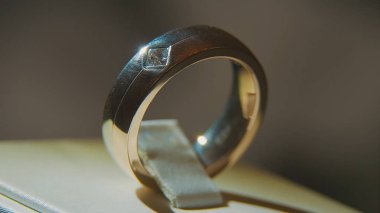 Değerli elmas yüzük. İyi lüks Elmas mücevher Vitrini yüzük bilgiç ile. Parlak siyah arka plan üzerine izole ile altın yüzük