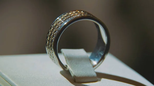 Cincin berlian berharga. Jendela perhiasan berlian mewah dengan penjaja cincin. Cincin emas dengan brilian terisolasi pada latar belakang hitam — Stok Foto