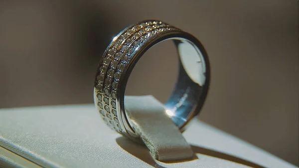 소중한 다이아몬드 반지입니다. 고급 럭셔리 다이아몬드 보석 창 디스플레이 반지 부유. 검은 배경에 고립 된 화려한 골드 반지 — 스톡 사진