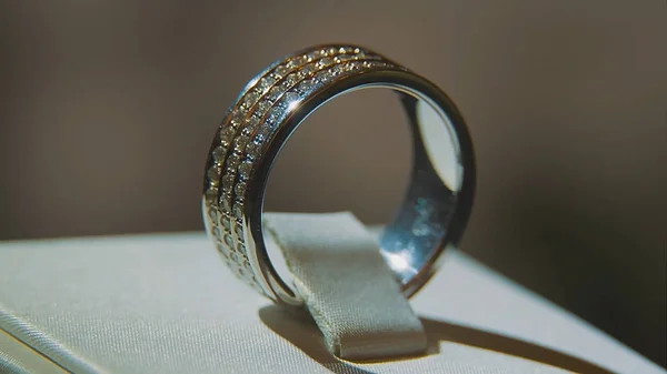 Kostbare Diamantringe. edler Luxus-Diamantenschmuck Schaufenster mit Ring Pedant. Goldring mit brillanter Isolierung auf schwarzem Hintergrund — Stockfoto