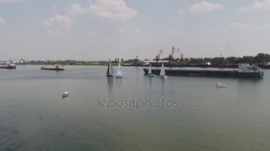 Yelkenli yat büyük Nehri üzerinde. Üçüne Nehri üzerinde seyir. Gölde Yatlar yarış.