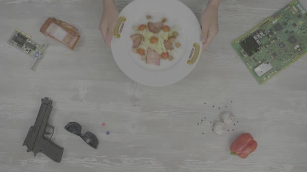 Pfanne mit Gemüse auf dem Tisch. verschiedene Küchenutensilien auf hölzernem Tischhintergrund. Zutaten zum Kochen. Backzutaten, Draufsicht — Stockvideo