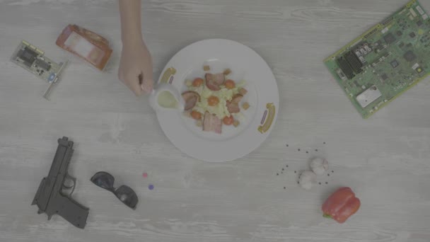 Pfanne mit Gemüse auf dem Tisch. verschiedene Küchenutensilien auf hölzernem Tischhintergrund. Zutaten zum Kochen. Backzutaten, Draufsicht — Stockvideo