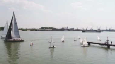 Çok sayıda yelkenli tekne ile yelkenli liman. Yelken liman. Hava