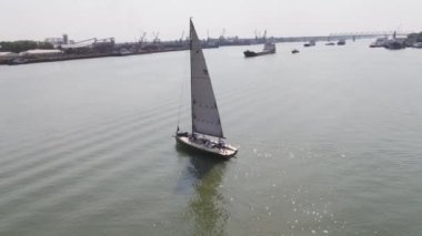 Çok sayıda yelkenli tekne ile yelkenli liman. Yelken liman. Hava