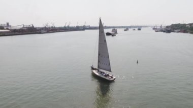 Çok sayıda yelkenli tekne ile yelkenli liman. Yelken liman. Hava