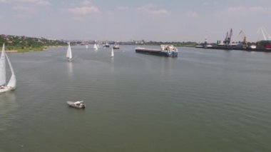 Tanker gemi ve yelkenli Nehri üzerinde. Havadan görünümü. Teknelerden ve bir tanker