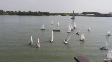 Çok sayıda yelkenli tekne ile yelkenli liman. Yelken liman. Hava